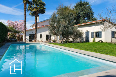 Maison - 210 m² - 11 pièces