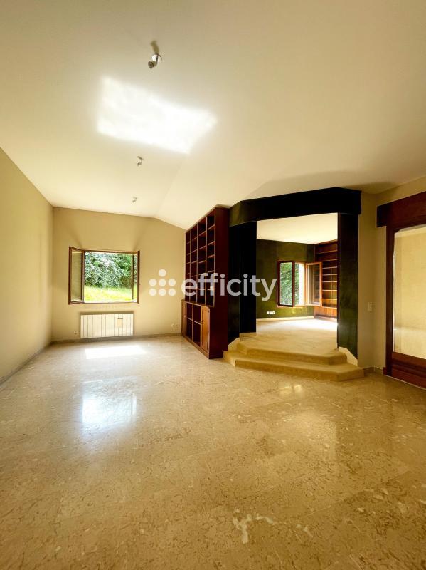 Maison - 225 m² - 7 pièces