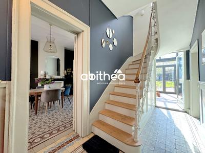 Maison - 202 m² - 9 pièces