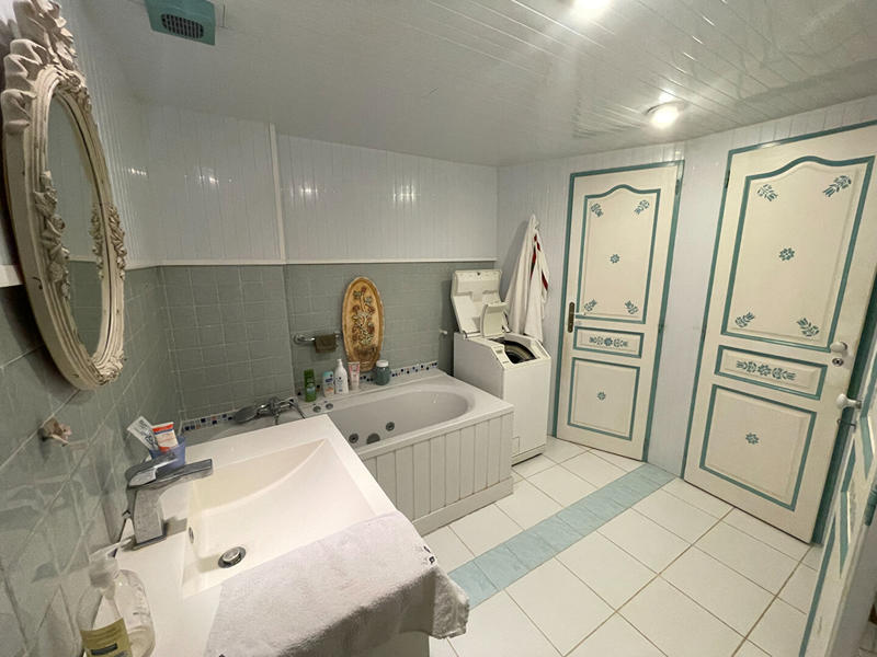 Maison - 220 m² - 6 pièces