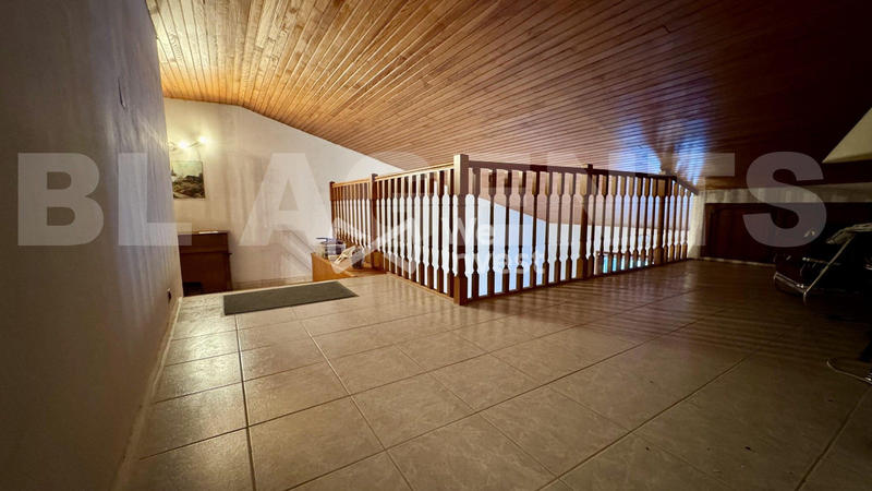 Maison - 231 m² - 7 pièces