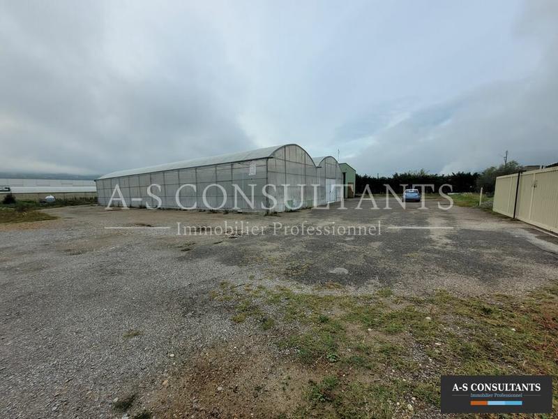 Local d'activité / Entrepôt - 840 m²