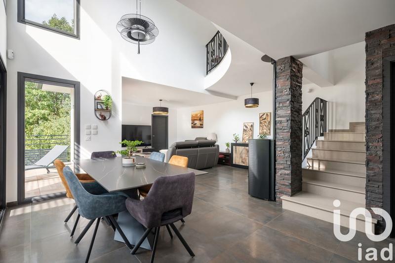 Maison - 220 m² - 7 pièces