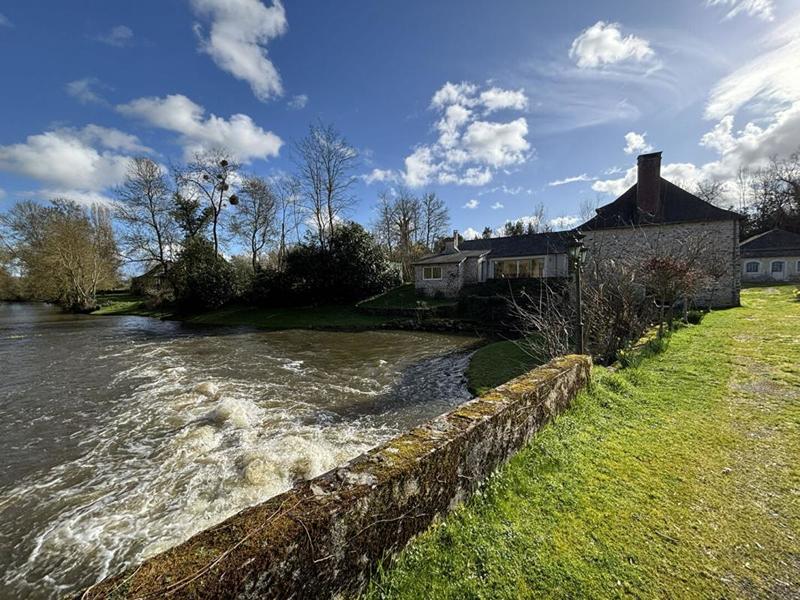 Moulin - 330 m² - 8 pièces