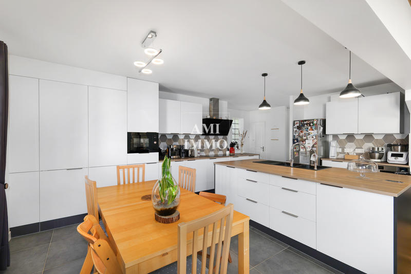 Propriété - 247 m² - 9 pièces