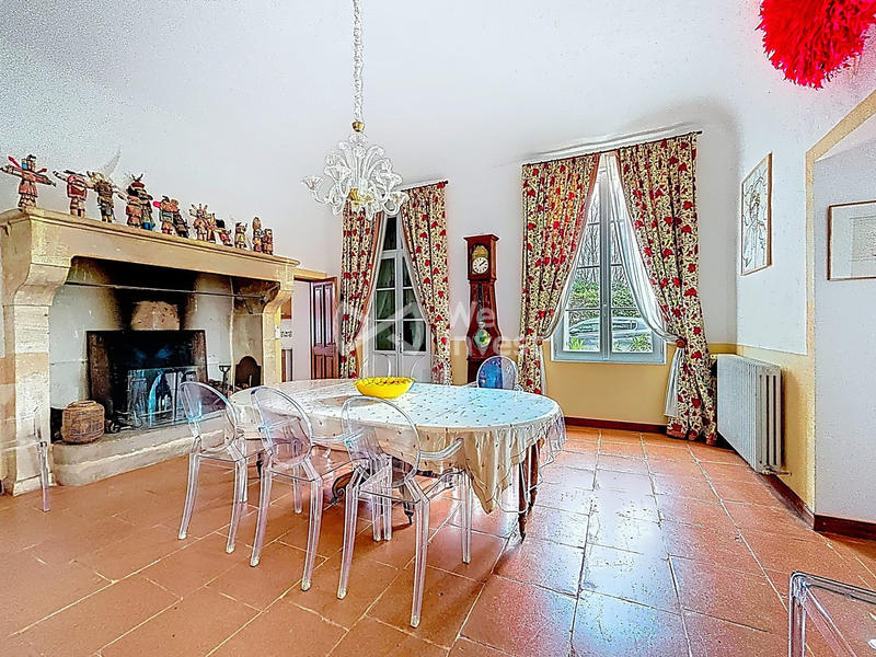 Maison - 484 m² - 16 pièces