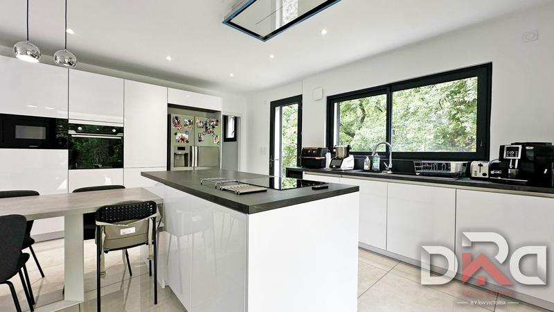 Maison - 205 m² - 8 pièces