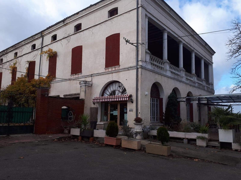 Propriété - 1 000 m² - 14 pièces