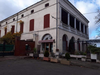 Propriété - 1 000 m² - 14 pièces