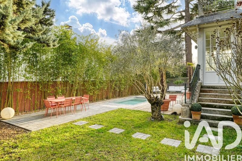 Maison - 235 m² - 9 pièces