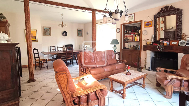 Maison - 234 m² - 8 pièces