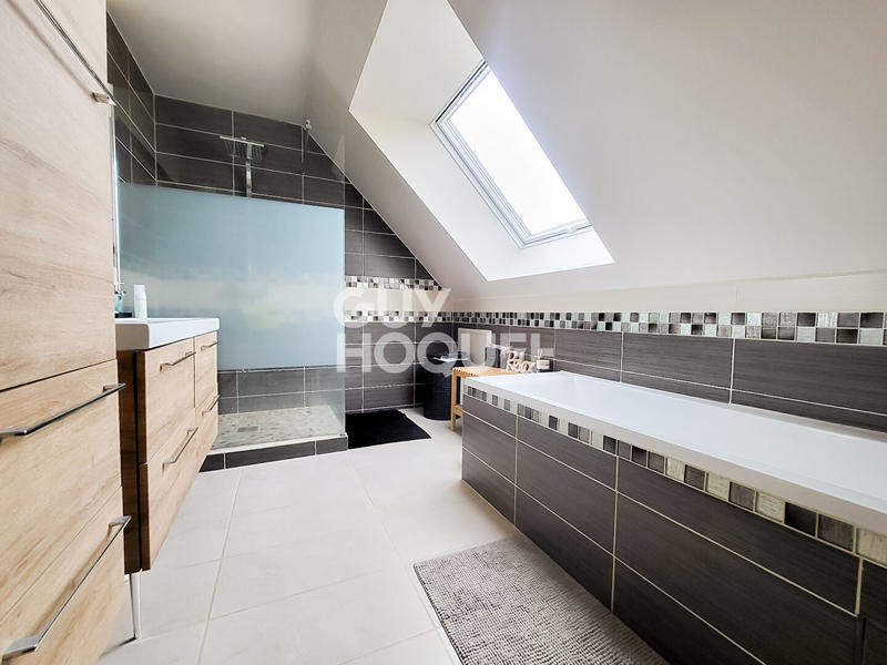 Maison - 99 m² - 5 pièces