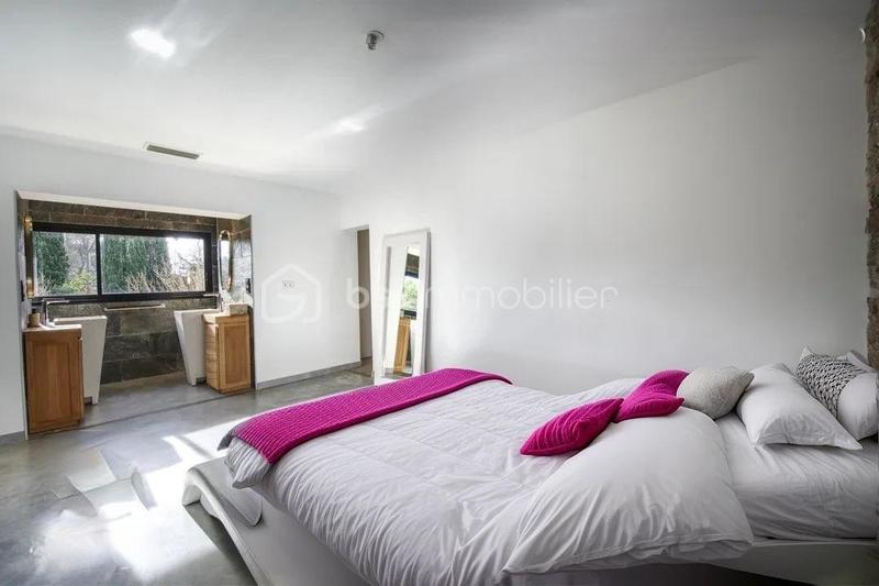 Propriété - 237 m² - 8 pièces