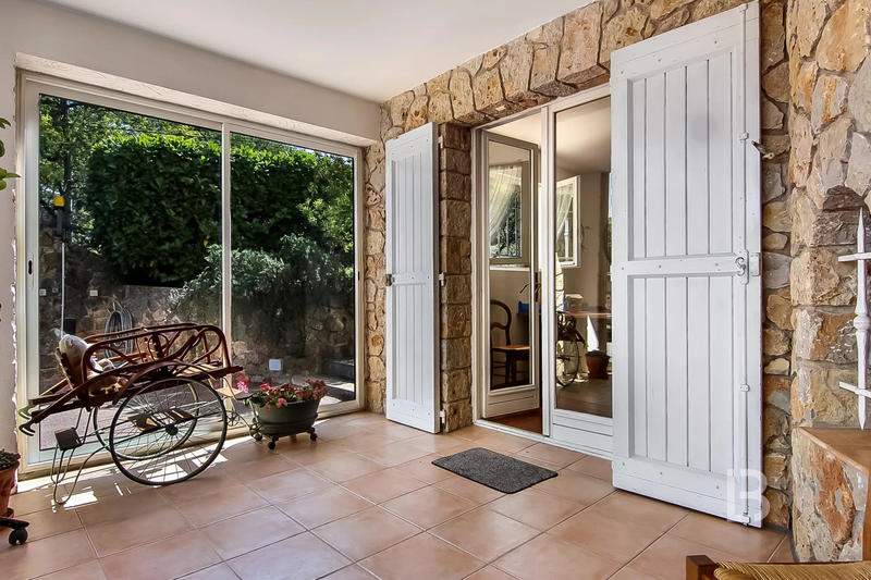 Maison - 238 m² - 9 pièces