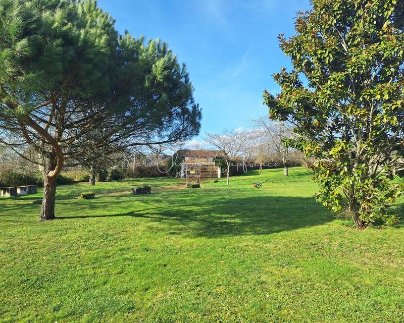 Maison - 222 m² - 8 pièces