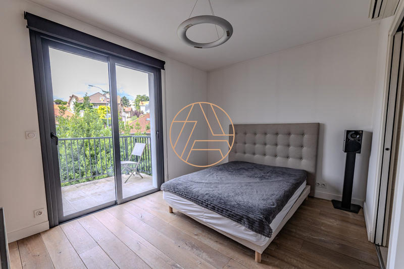 Maison - 331 m² - 9 pièces