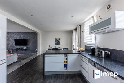 Maison - 220 m² - 8 pièces