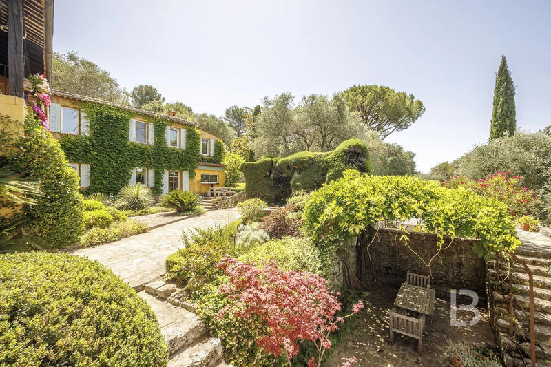 Maison - 368 m² - 10 pièces