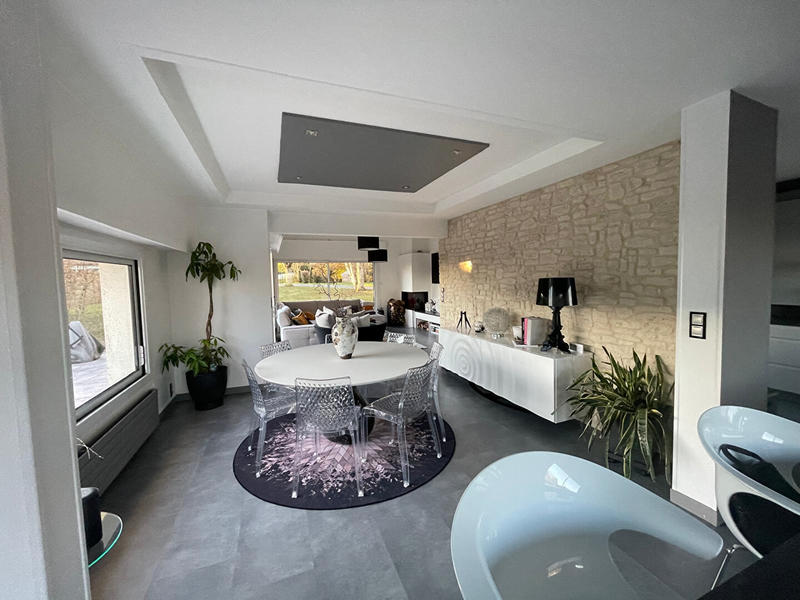 Maison - 220 m² - 8 pièces