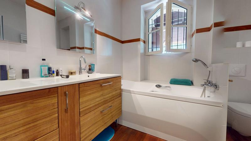 Maison traditionnelle - 350 m² - 12 pièces