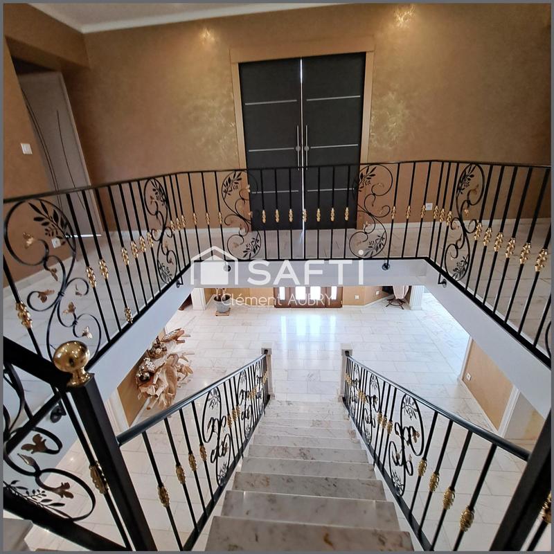 Maison - 213 m² - 7 pièces