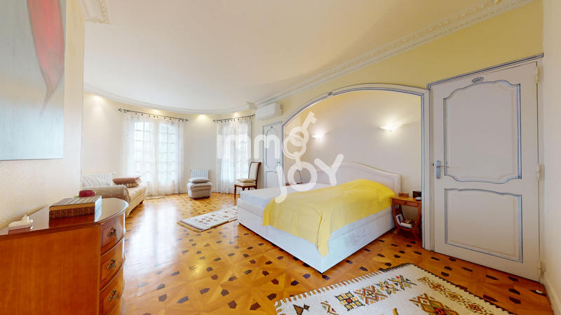 Propriété - 282 m² - 11 pièces