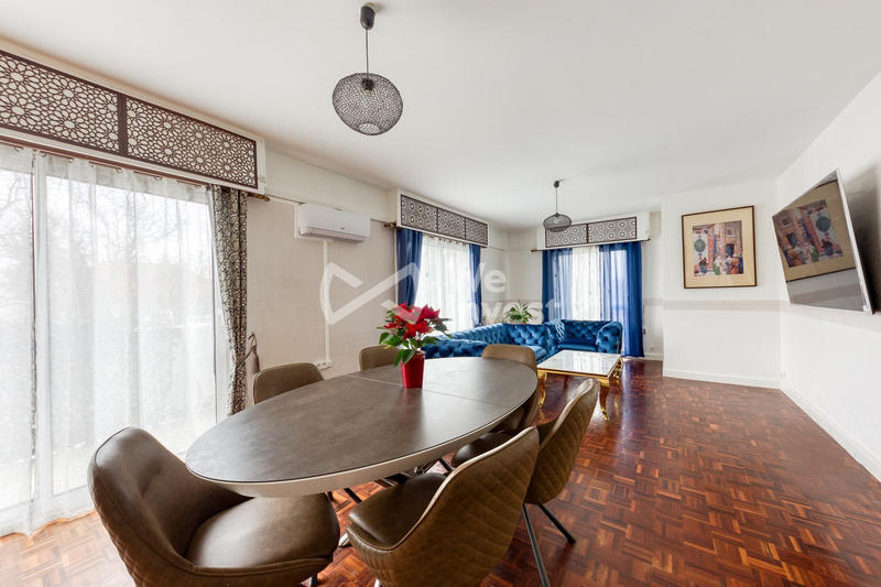 Maison traditionnelle - 237 m² - 10 pièces