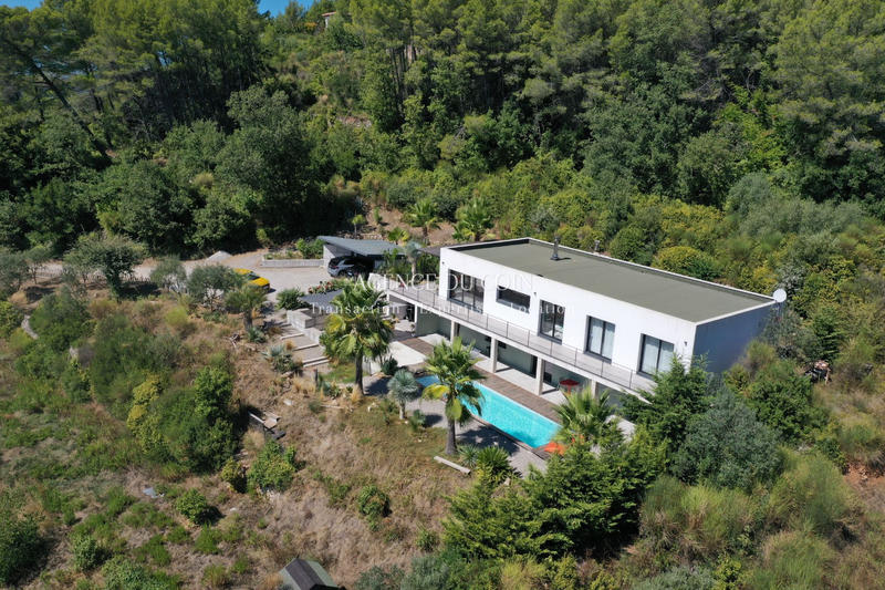 Maison - 215 m² - 6 pièces