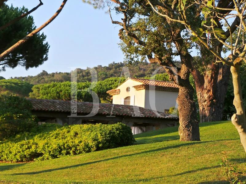 Propriété - 900 m² - 18 pièces