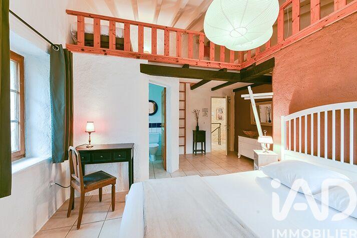 Maison - 1 200 m² - 37 pièces