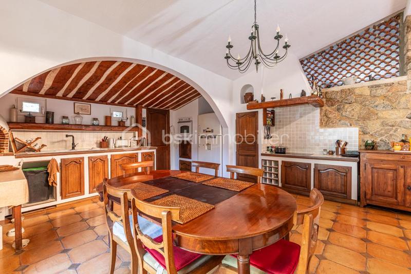 Demeure - 246 m² - 7 pièces