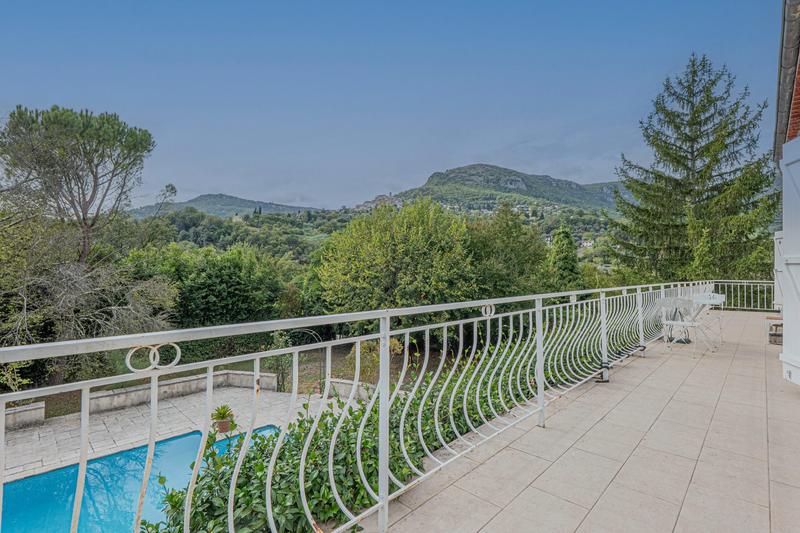 Maison - 241 m² - 8 pièces