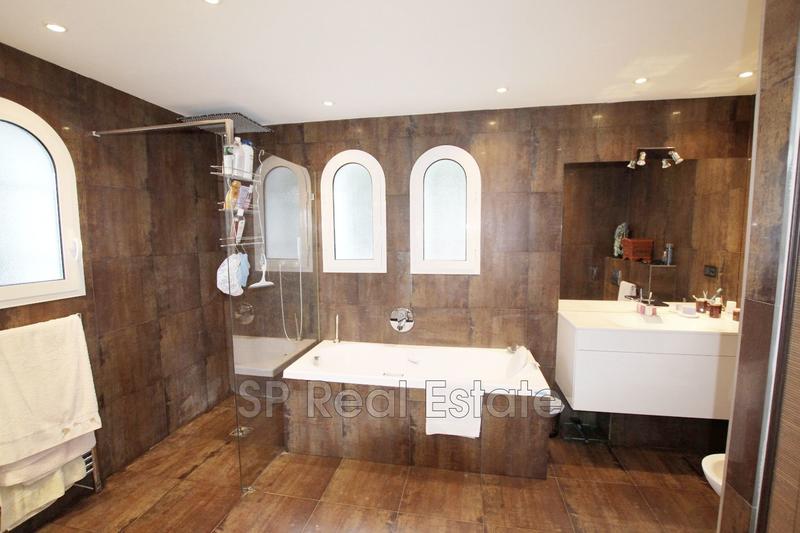 Maison - 270 m² - 6 pièces