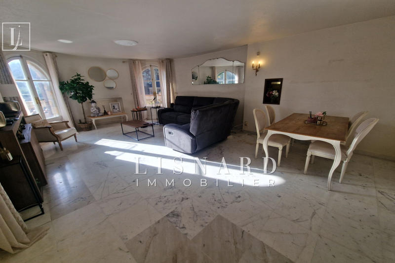 Maison - 235 m² - 8 pièces