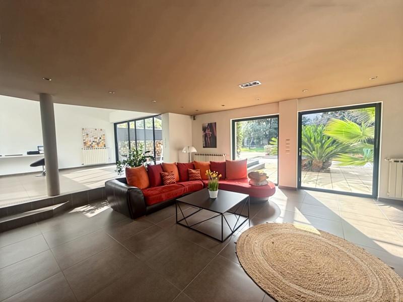 Maison - 211 m² - 5 pièces