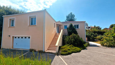 Maison - 204 m² - 8 pièces