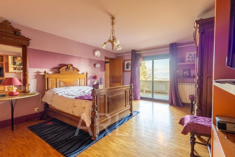 Maison - 440 m² - 9 pièces