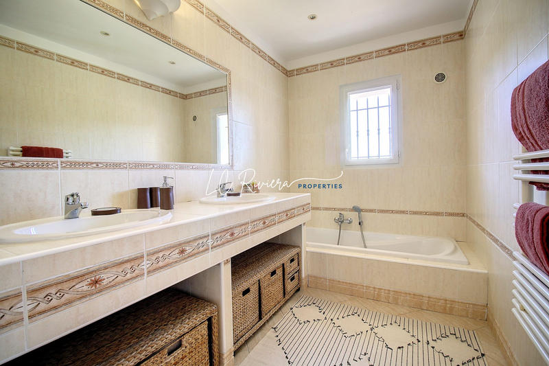 Villa - 300 m² - 8 pièces