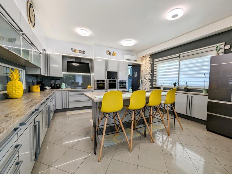 Maison - 355 m² - 8 pièces