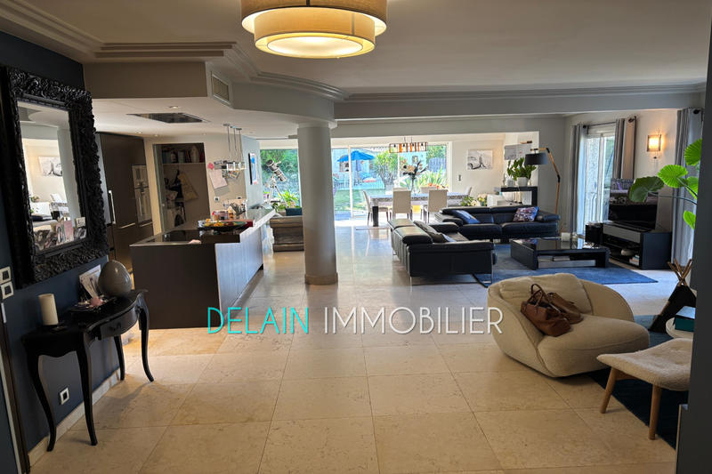 Maison - 275 m² - 8 pièces