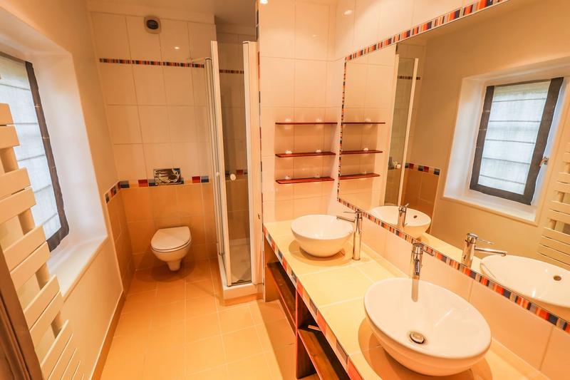 Maison - 220 m² - 7 pièces