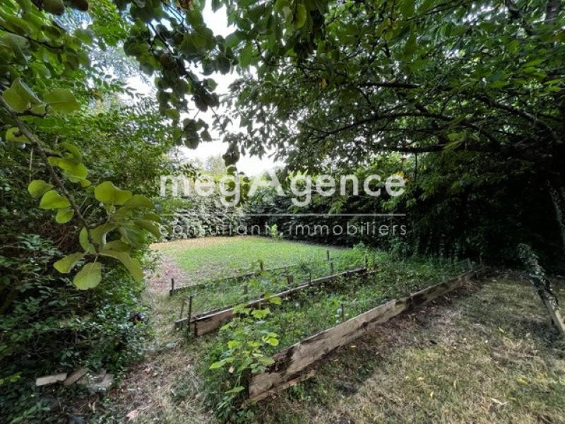 Terrain constructible - 1 225 m²