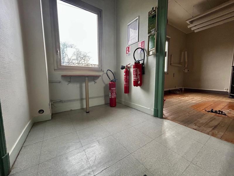 Local commercial - 210 m² - 9 pièces