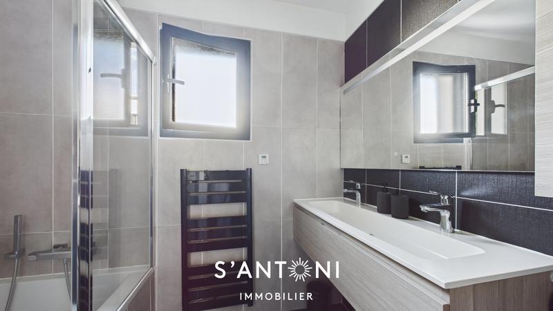 Maison - 200 m² - 9 pièces