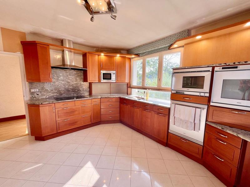 Maison - 230 m² - 10 pièces