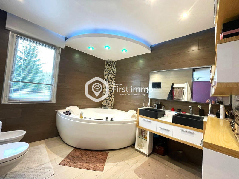 Maison - 230 m² - 7 pièces