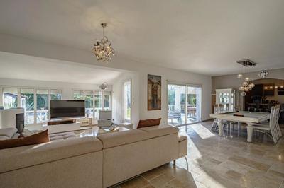 Maison - 207 m² - 9 pièces