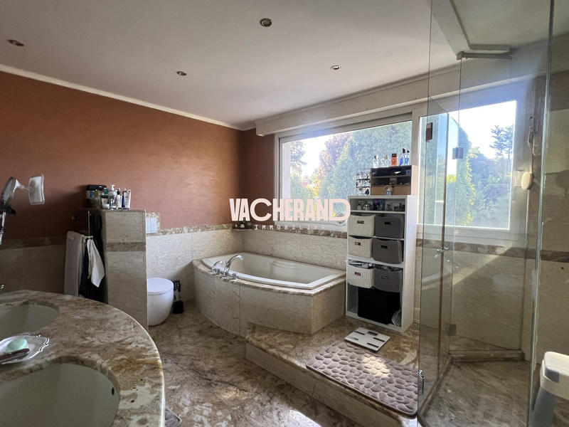 Maison - 250 m² - 6 pièces