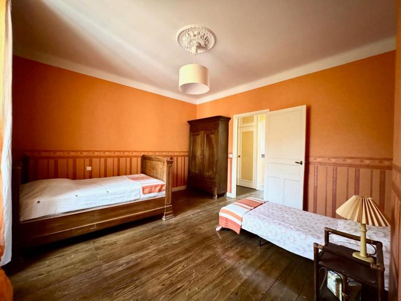 Maison - 217 m² - 9 pièces