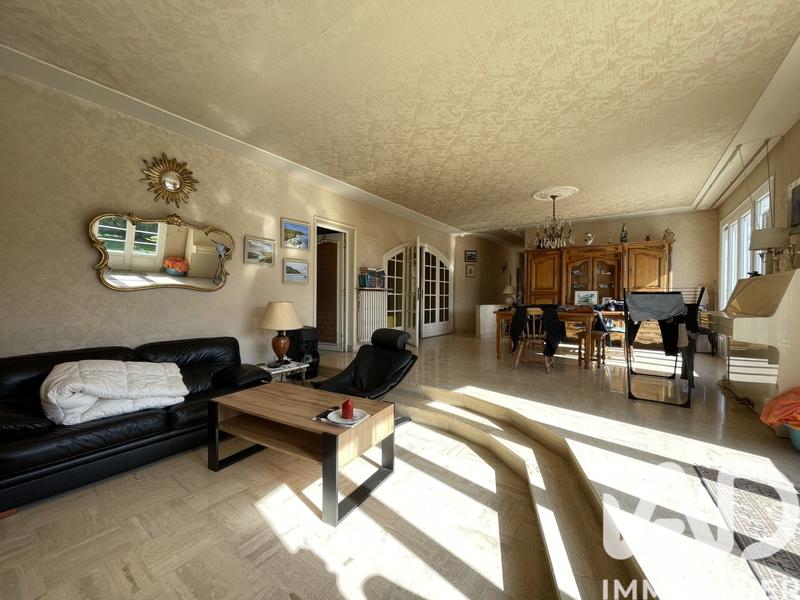 Maison - 238 m² - 8 pièces